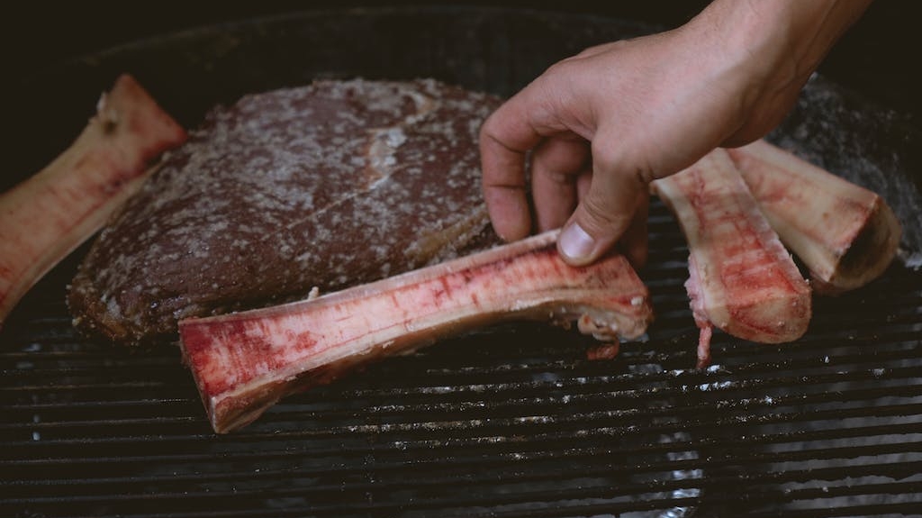 Can dogs eat portershouse steak bones?