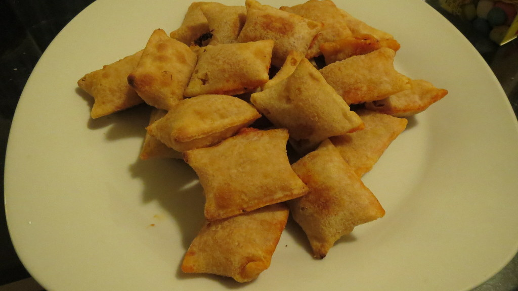 Can dogs eat pizza rolls